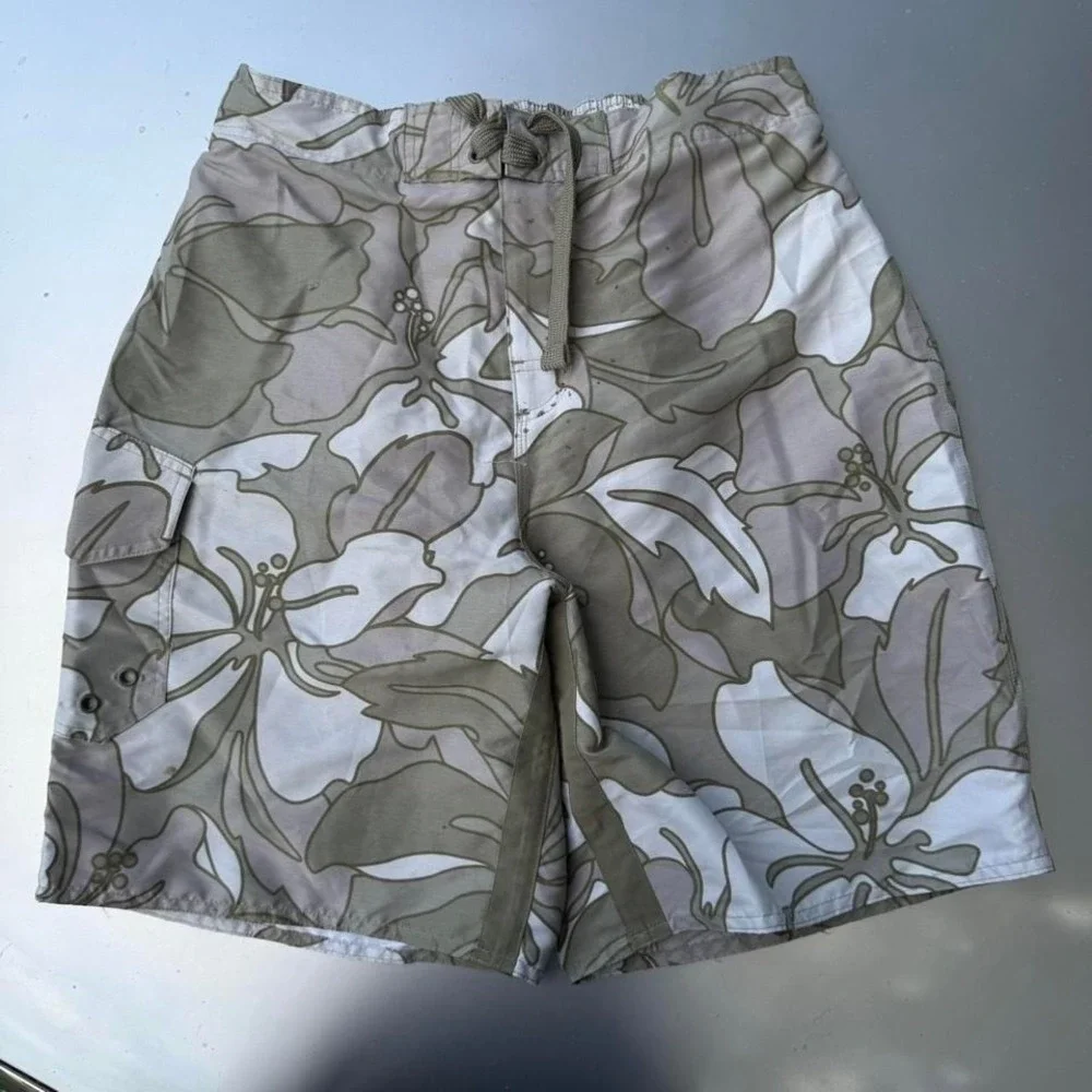 2000 No boundaries Tan and white floral print board shorts with drawstring